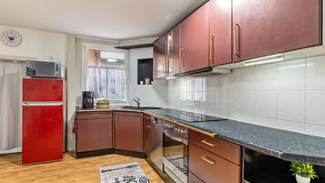 Geladeira, micro-ondas, fogão, cooktop