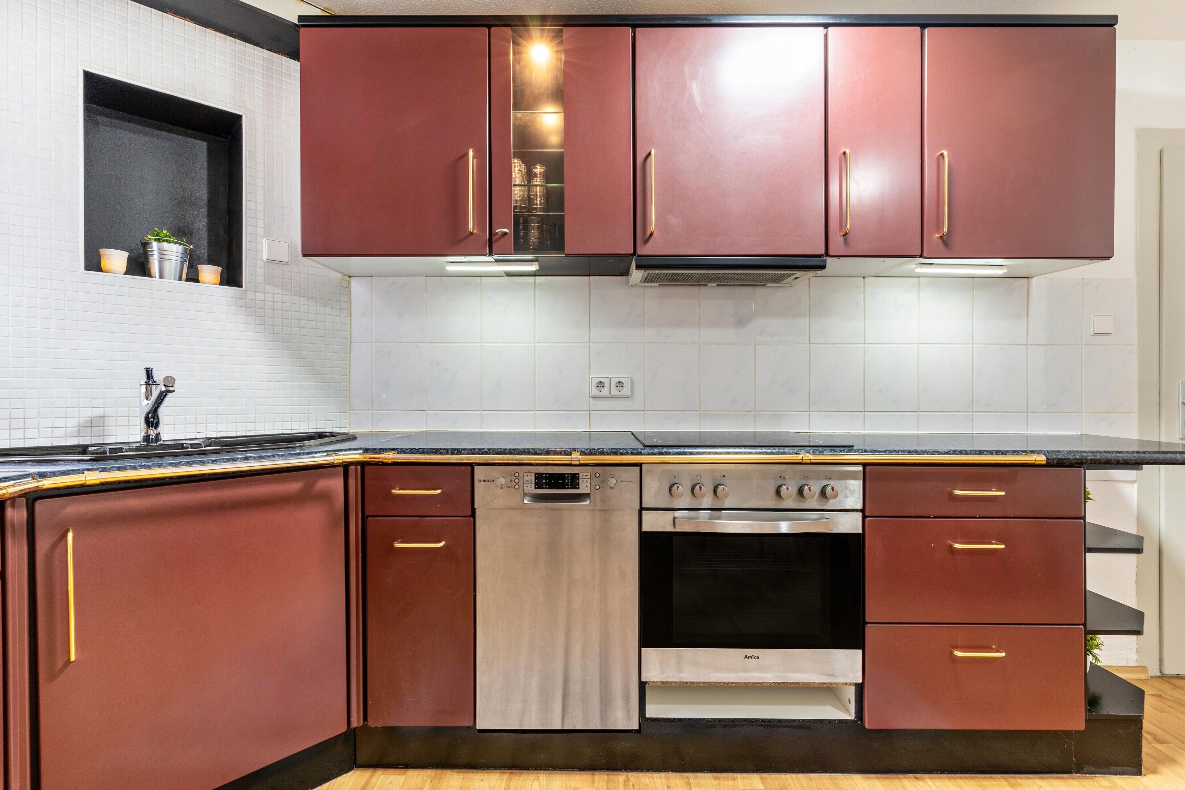 Een koelkast, een microgolfoven, een oven, een kookplaat