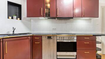 Een koelkast, een microgolfoven, een oven, een kookplaat