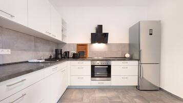 Kühlschrank, Ofen, Herdplatte, Geschirrspüler