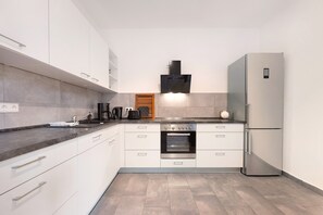 Fridge, oven, stovetop, dishwasher