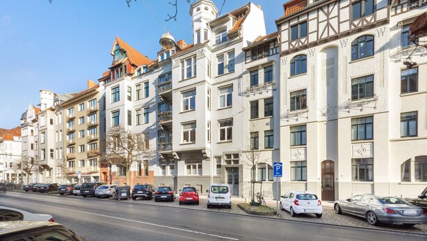 A row of multi-story buildings with balconies, parked cars, and a clear sky. - Apartment 'Moderne Businesswohnung In Toplage' with Wi-Fi (Hannover)