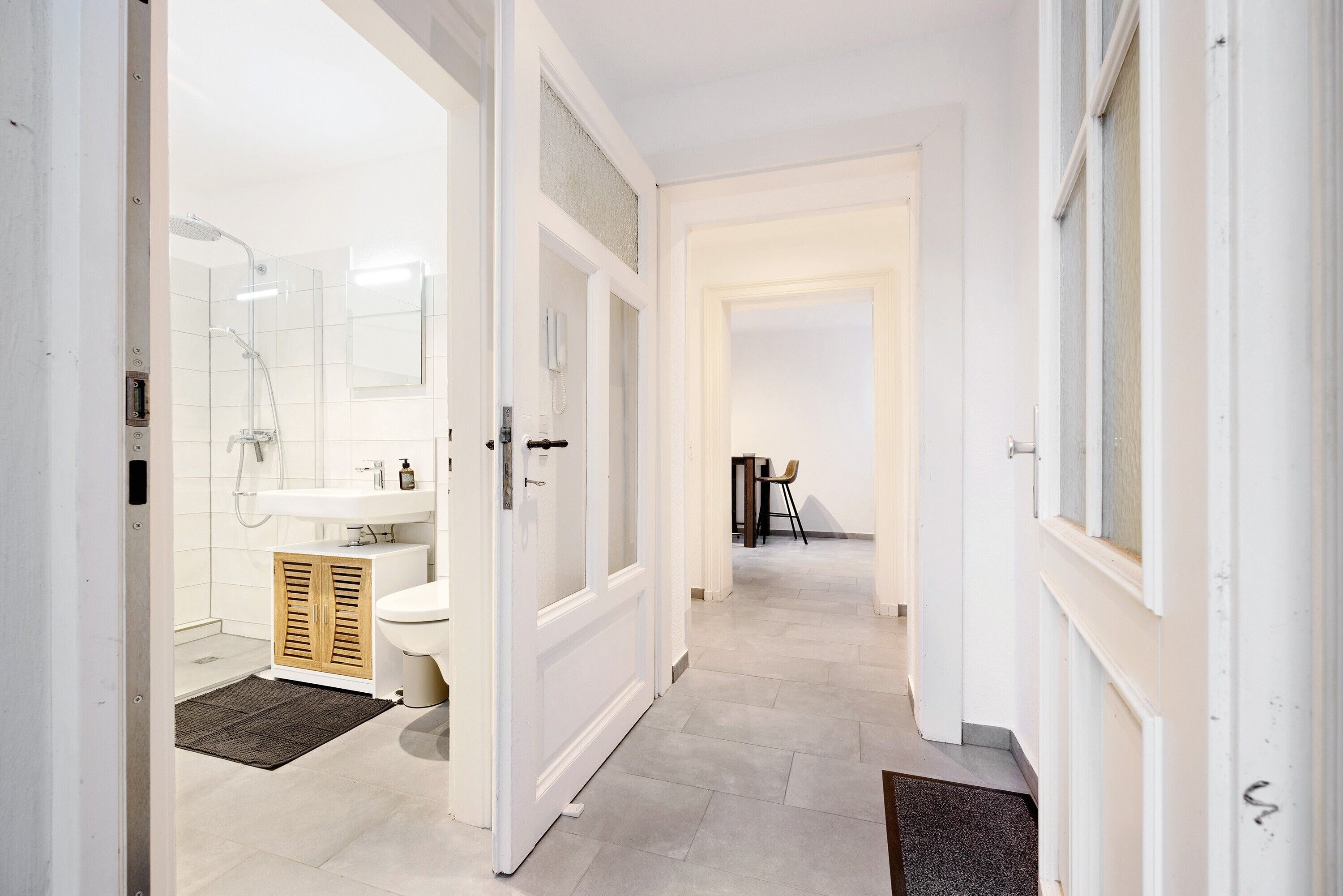 Regadera, amenidades de baño gratuitas, secadora de cabello, toallas 