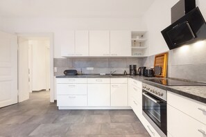 Refrigerador, horno, parrilla de estufa y lavavajillas 