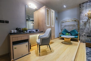 Junior Suite | In-room safe, desk, free WiFi, bed sheets