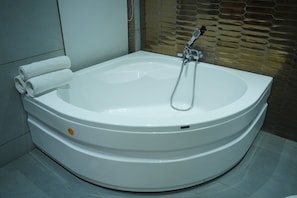 Junior Suite | Bathroom | Free toiletries