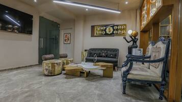 Un salon spacieux avec un canapé moderne, un fauteuil vintage et une table basse.