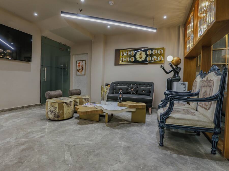 Un salon spacieux avec un canapé moderne, un fauteuil vintage et une table basse.