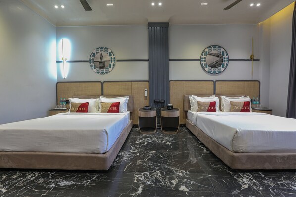 Habitación de hotel con dos camas, piso de mármol y diseño moderno.