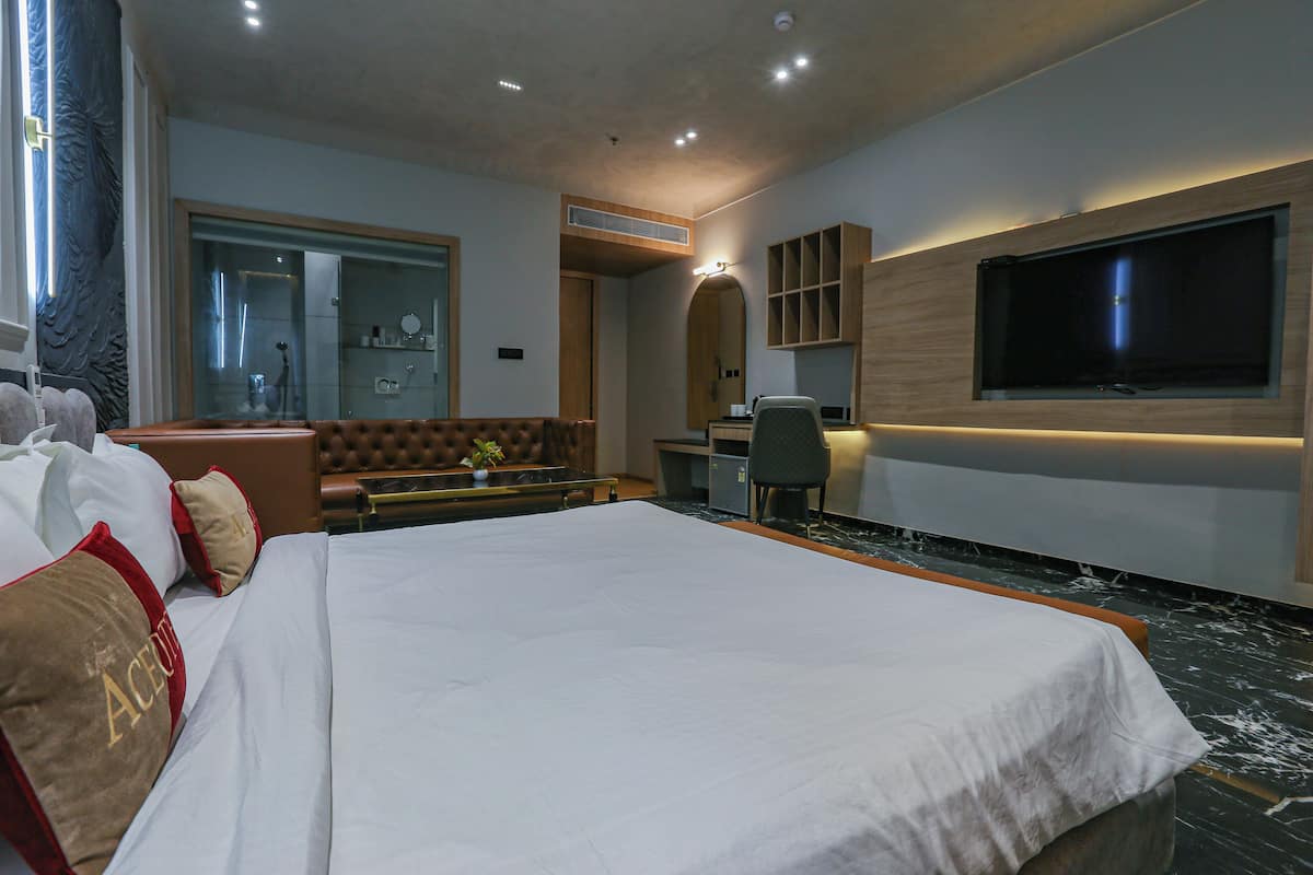 1 bedroom, in-room safe, desk, free WiFi