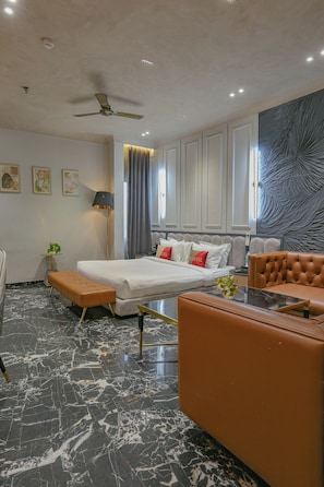 Elite Room | In-room safe, desk, free WiFi, bed sheets