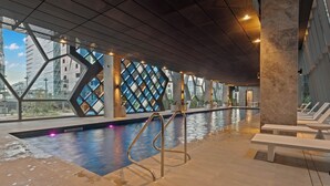 Indoor pool, a heated pool - Harborview Horizon Suite, 1B1B + Study Apartment Melbourne Central (Melbourne)