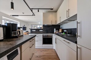 Fridge, microwave, oven, stovetop - Apartment 'Ferienwohnung Auszeit' near to the sea, Private Terrace and Wi-Fi (Westerholz)