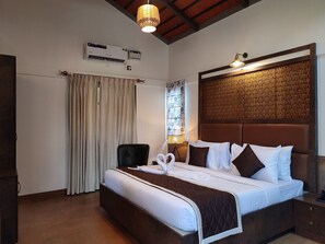 Deluxe Cottage | In-room safe, desk, soundproofing, iron/ironing board