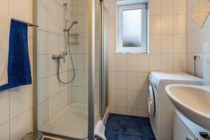 Ducha, artículos de tocador gratuitos, secador de pelo, toallas