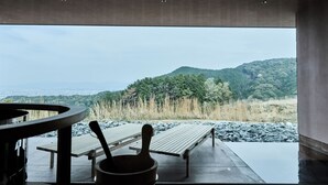 Un área de estar moderna al aire libre con vistas a un paisaje montañoso.