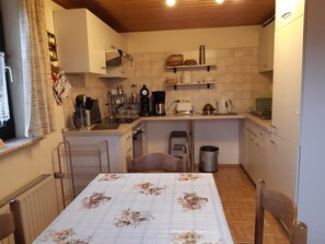 Een koelkast, een microgolfoven, een oven, een kookplaat