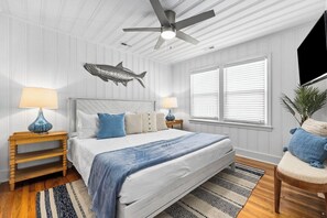 5 bedrooms, desk, iron/ironing board, travel cot