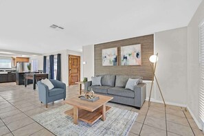 Smart TV, offices - Huge Backyard Fun Games+Arcade+Pool+Firepit (Las Vegas)