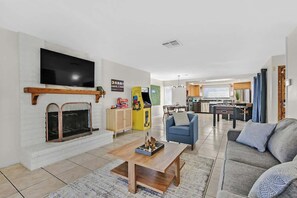 Smart TV, offices - Huge Backyard Fun Games+Arcade+Pool+Firepit (Las Vegas)