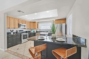 Fridge, microwave, oven, stovetop - Huge Backyard Fun Games+Arcade+Pool+Firepit (Las Vegas)