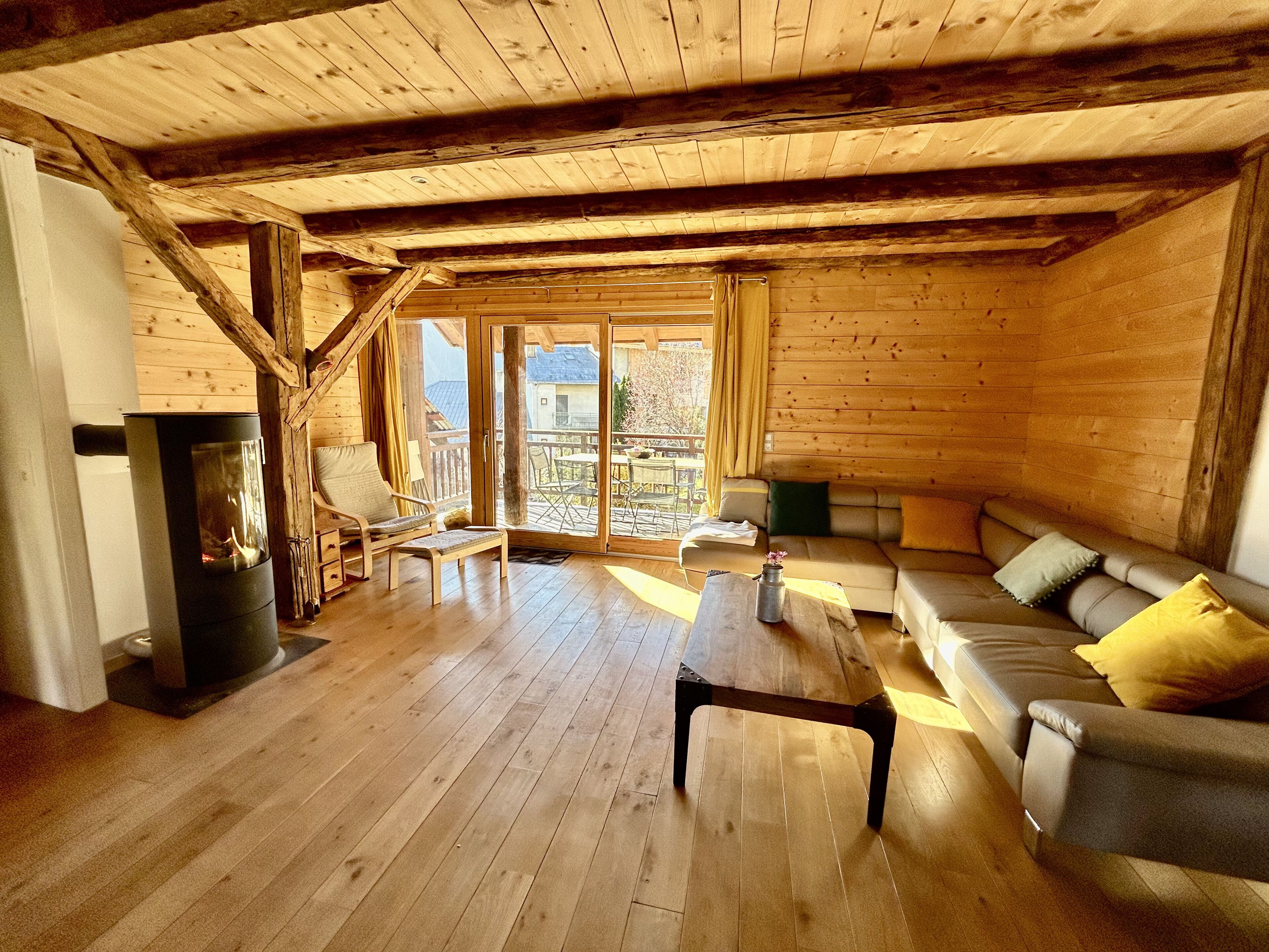 Télévision, baby-foot, table de tennis de table, livres