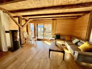 Télévision, baby-foot, table de tennis de table, livres