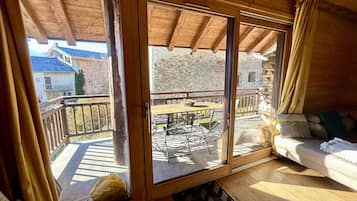 Télévision, baby-foot, table de tennis de table, livres