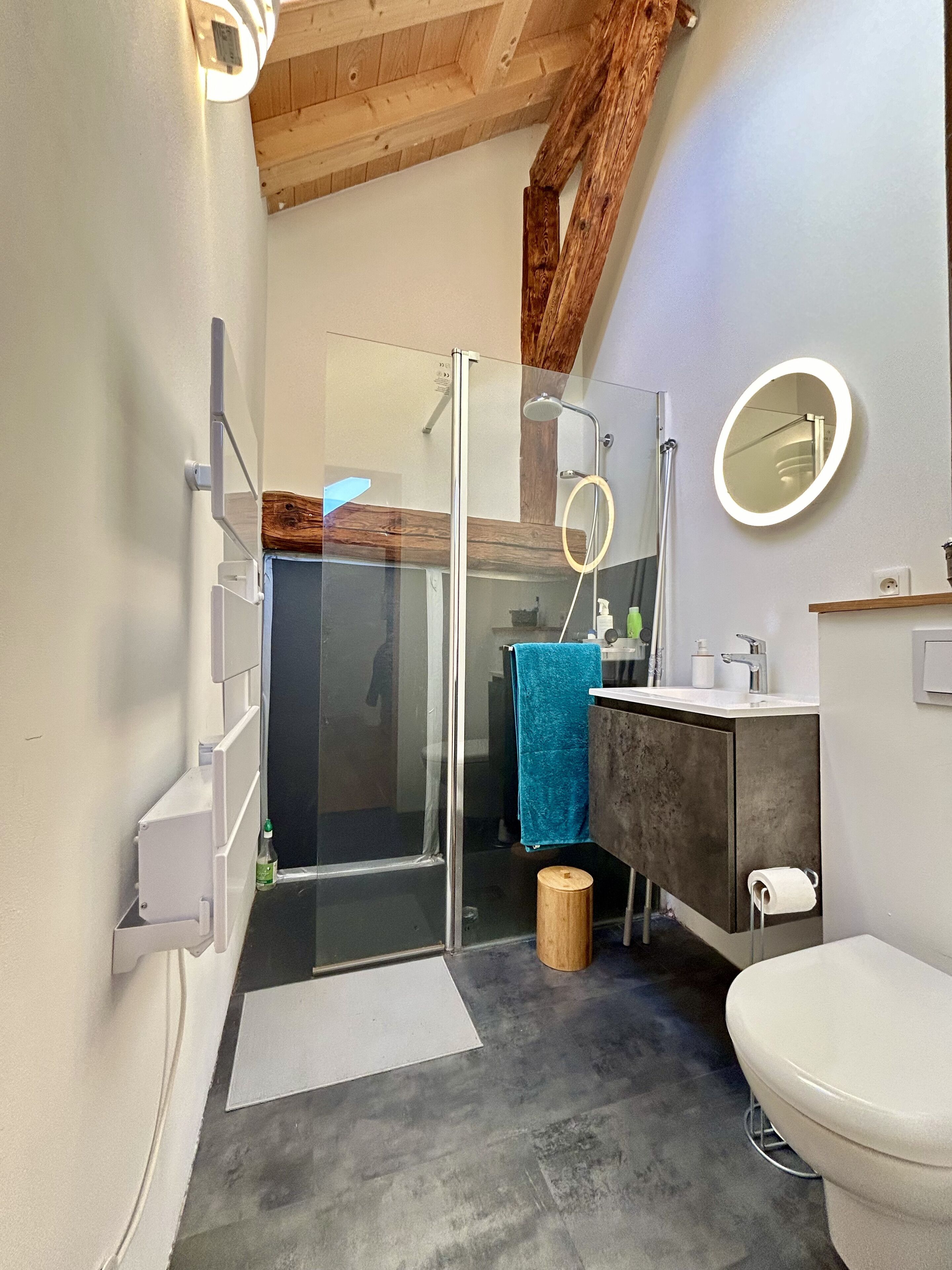 Douche, sèche-cheveux, serviettes fournies, savon