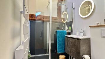 Douche, sèche-cheveux, serviettes fournies, savon
