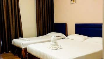 Camera d'albergo con due letti, tende marroni, condizionatore d'aria a parete e due quadri appesi.