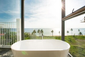 行政客房, 1 張特大雙人床, 浴缸, 海灘景觀 | 浴室 | 拖鞋