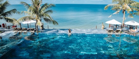 3 piscines extérieures