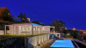 A modern house with a swimming pool, a covered patio, and a view of the surrounding landscape. - Villa Gioia 8 Emma Villas (Sanremo)