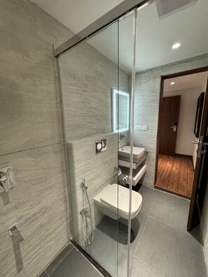 Ducha, secador de pelo, toallas y jabón