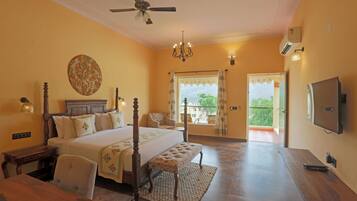 Minibar, caja de seguridad en la habitación, wifi gratis y ropa de cama