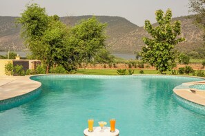 Minibar, in-room safe, free WiFi, bed sheets - Ratan Villas Sariska (Alwar)