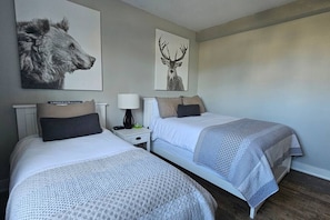 2 habitaciones, escritorio, tabla de planchar con plancha y wifi gratis 