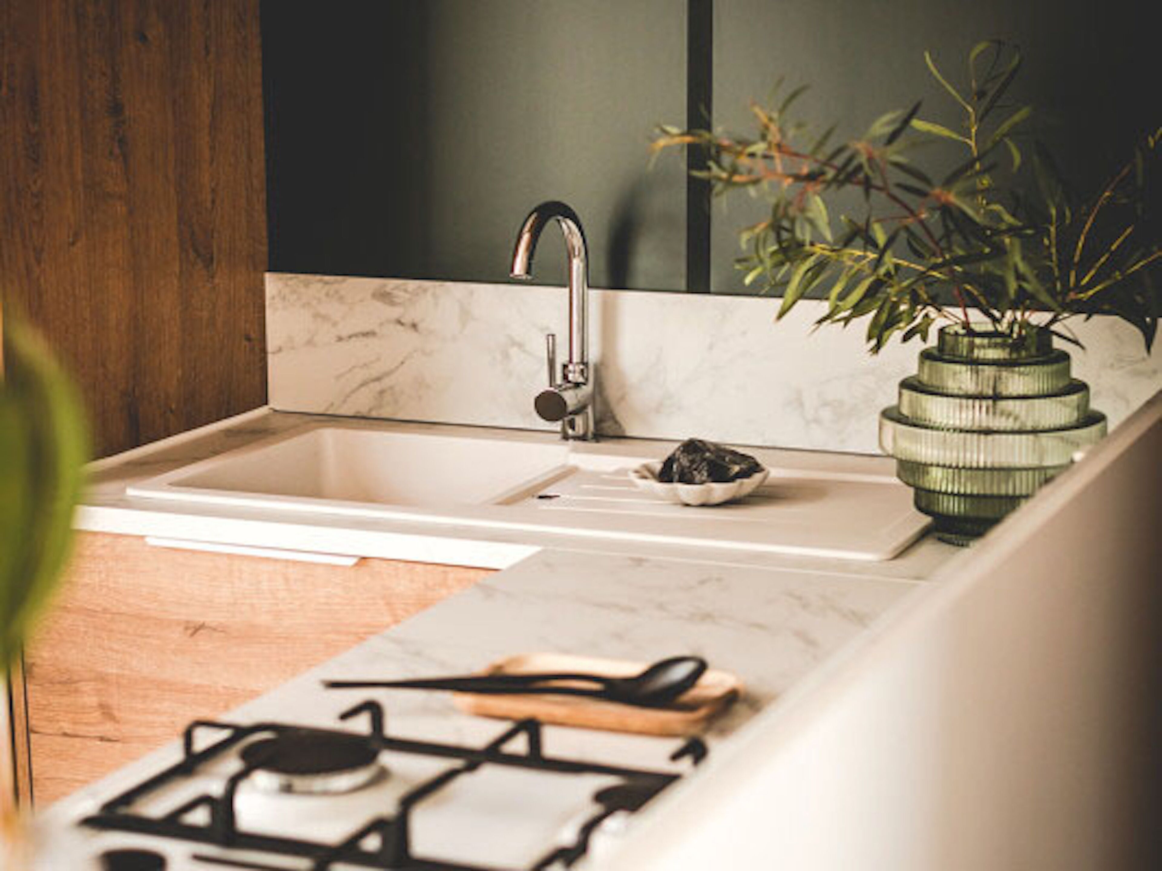 Een koelkast, een magnetron, een kookplaat