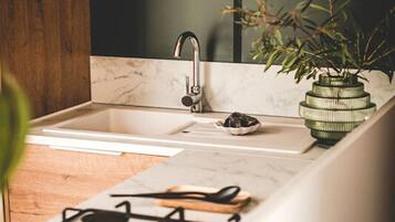 Een koelkast, een magnetron, een kookplaat