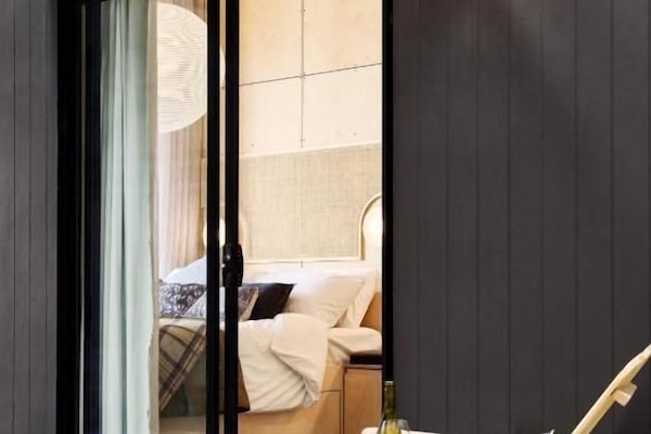 Cabaña Confort, 1 cama King size, con acceso para personas discapacitadas | Tabla de planchar con plancha, wifi gratis y ropa de cama