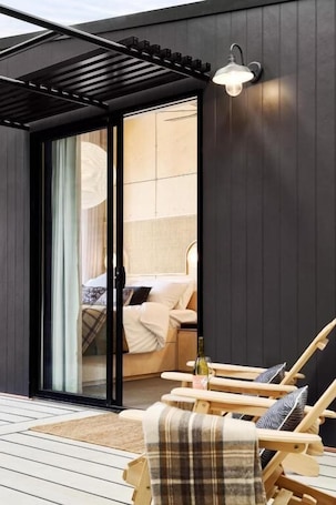 Comfort Cabin, 1 King Bed, Accessible | Iron/ironing board, free WiFi, bed sheets