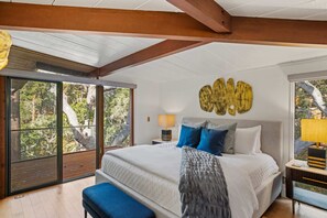 3 bedrooms, desk, iron/ironing board, travel crib - Sea of Tranquility: Iconic Glass House in Forest Glade 3BR2BA 30Night min (Carmel)