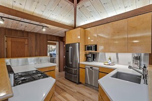 Coffee/tea maker, fridge, microwave, oven - Sea of Tranquility: Iconic Glass House in Forest Glade 3BR2BA 30Night min (Carmel)