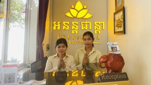 Un comptoir d’accueil avec une enseigne indiquant « Boutique ANANPHOA » et une statue d’éléphant décorative.