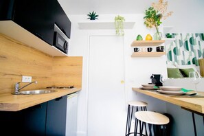 Micro-ondes, cafetière/bouilloire, grille-pain