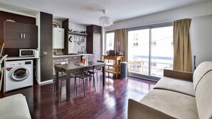 A modern apartment with a kitchen, dining area, and a balcony with a view. - Appart 4pers#St Antoine#Bastille#Nation (Paris)