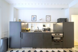 Een koelkast, een microgolfoven, een oven, een vaatwasser