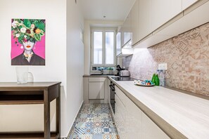 Oven, coffee/tea maker, toaster, cookware/dishes/utensils - Au Cœur des Batignolles (Paris)