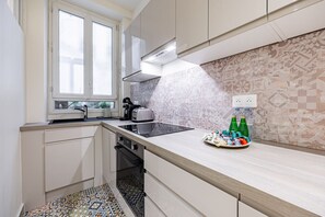 Four, cafetière/bouilloire, grille-pain